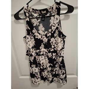 3/$15‎ White House Black Market Size XS Black Floral V-Neck Ruffled Chic Blouse